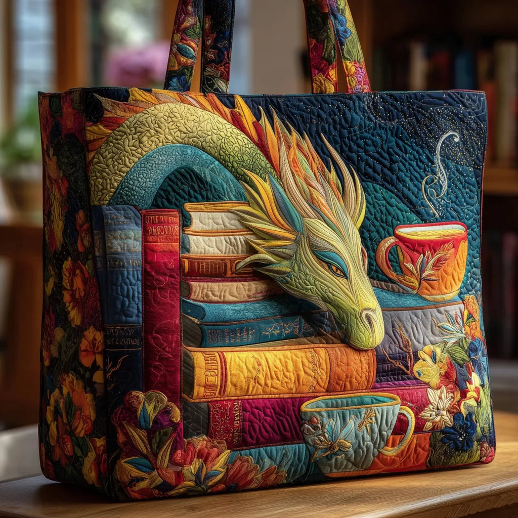 Lesender Drache mit Büchern und Bechern — Handwerklich gesteppte Tasche