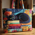Schwarze Katze mit Büchern und Bechern — Handwerklich gesteppte Tasche