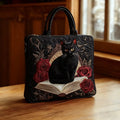 Schwarze Katze auf Büchern — Handwerklich gesteppte Tasche